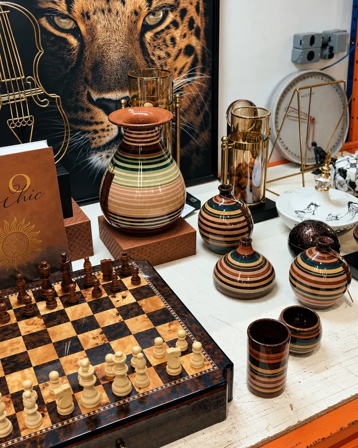Quadro de onça, vasos listrados e tabuleiro de xadrez